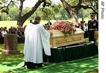 Rev. Richard Elwood, blesses the grave at the burial for Lady Bird Johnson at the Lyndon Baines Johnson National Historical Park in Stonewall, Texas, 15 July 2007