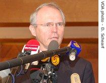 Christopher Hill addresses reporters after lunch meeting in Beijing, 18 Jul 2007