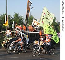 Members of the Betawi Brotherhood Forum (FBR) show their support for Adang Daradjutan in<br />one of many mobile rallies