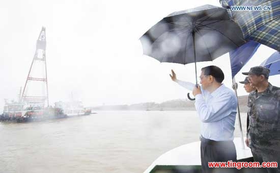 Chinese Premier Li Keqiang (L) gives instructions on search and rescue work on a ship at the site of overturned ship in the Jianli section of the Yangtze River in central China